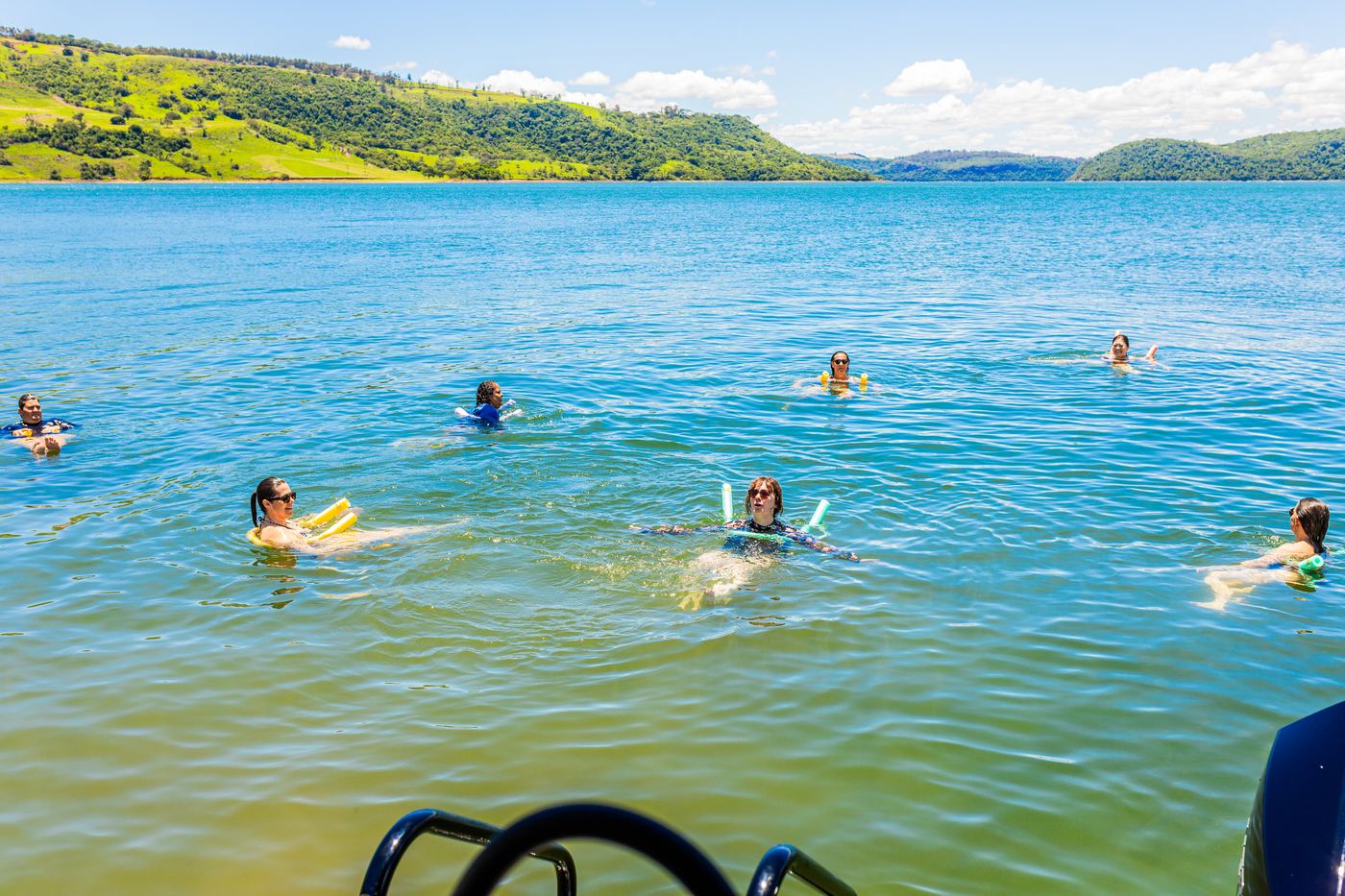 Pessoas nadando nas águas da represa